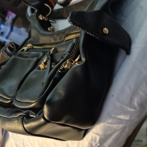 Elegant Black Shoulder Bag with lots of pockets - Picture 4 of 16